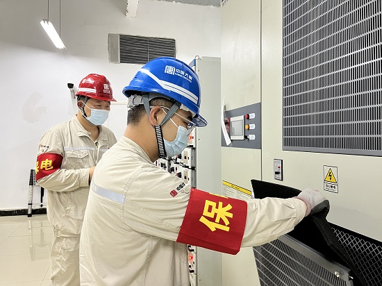 1664161181385091140.jpg 圖1:檢修人員認(rèn)真檢查設(shè)備運(yùn)行狀況.jpg