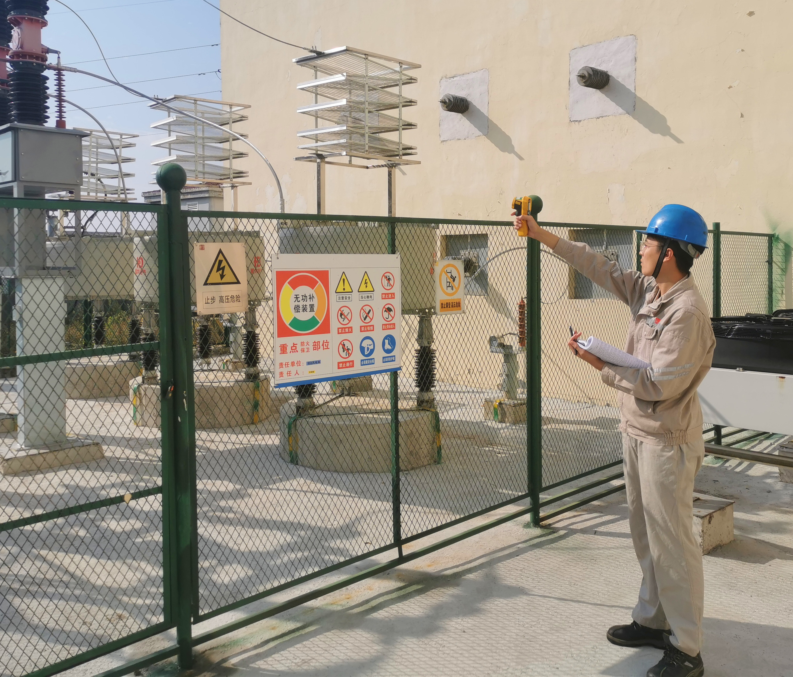 1668044501931093912.jpg 對站內(nèi)無功補(bǔ)償設(shè)備巡視檢查--拍攝者董學(xué)川..jpg