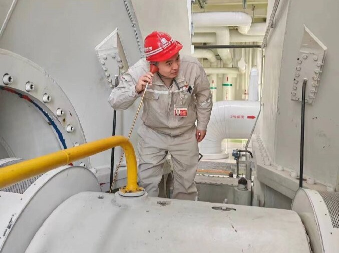 1708326159711080114.jpg 6-大唐東營(yíng)發(fā)電公司職工現(xiàn)場(chǎng)檢查機(jī)組振動(dòng)情況.jpg