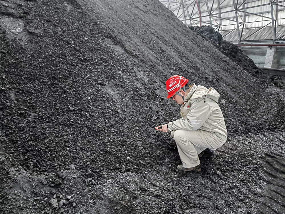 1708506562936037633.jpg 3-大唐東營發(fā)電公司職工查看煤炭煤質(zhì)情況a.jpg