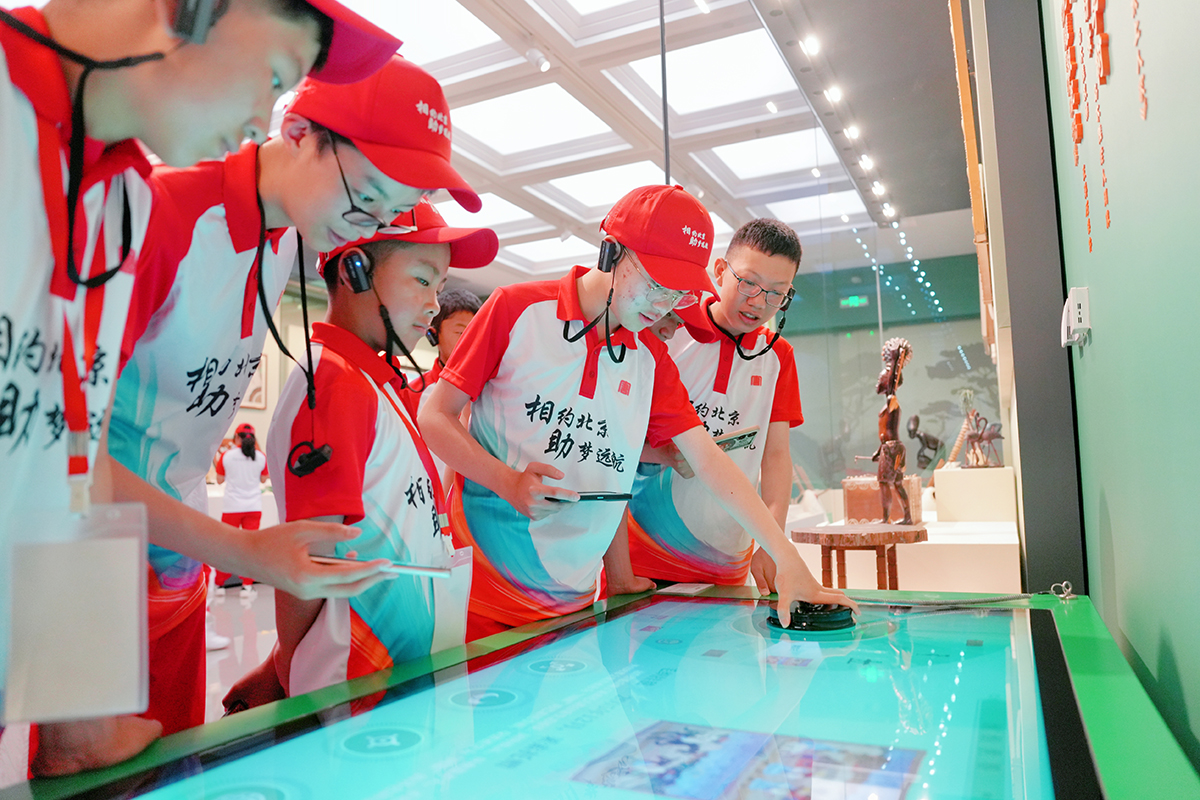 1723449057648047091.jpg 圖2學(xué)生在中央禮品文物管理中心參觀學(xué)習(xí)a.jpg