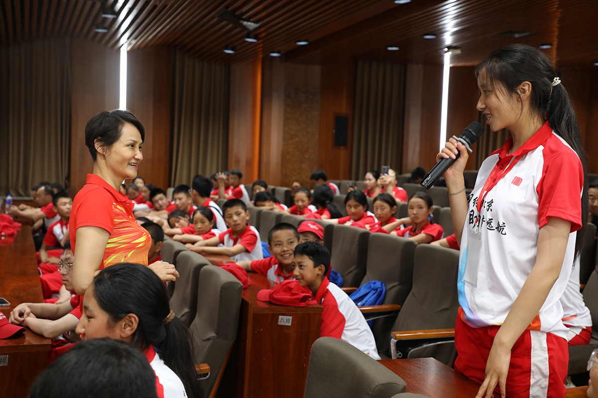 1723449160217021612.jpg 圖4奧運(yùn)冠軍高敏給學(xué)生授課a.jpg